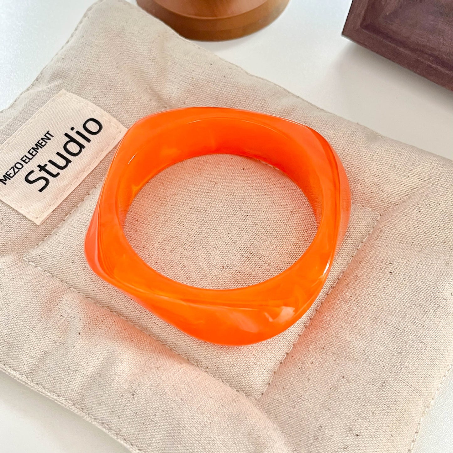 Café Resin Arc Bangle – Brown Geometric Statement | STUD