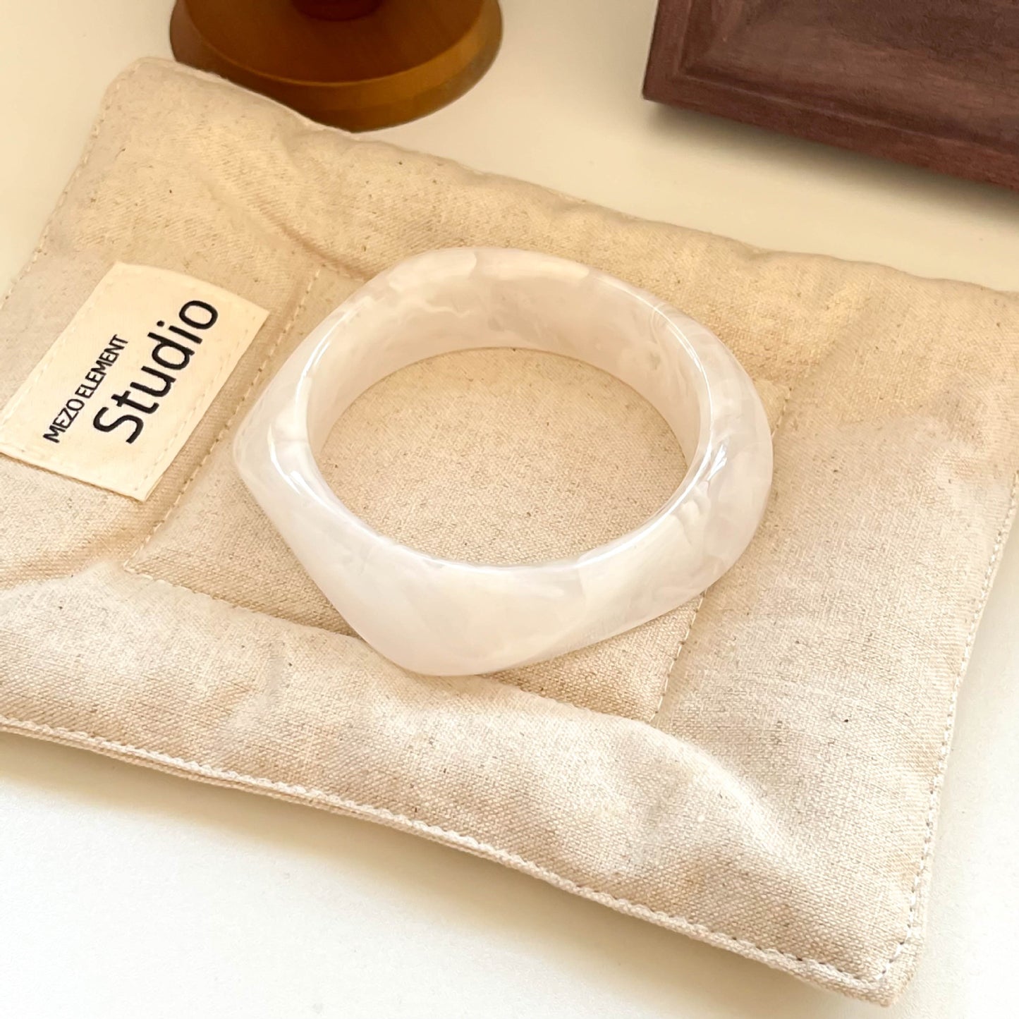 Café Resin Arc Bangle – Brown Geometric Statement | STUD