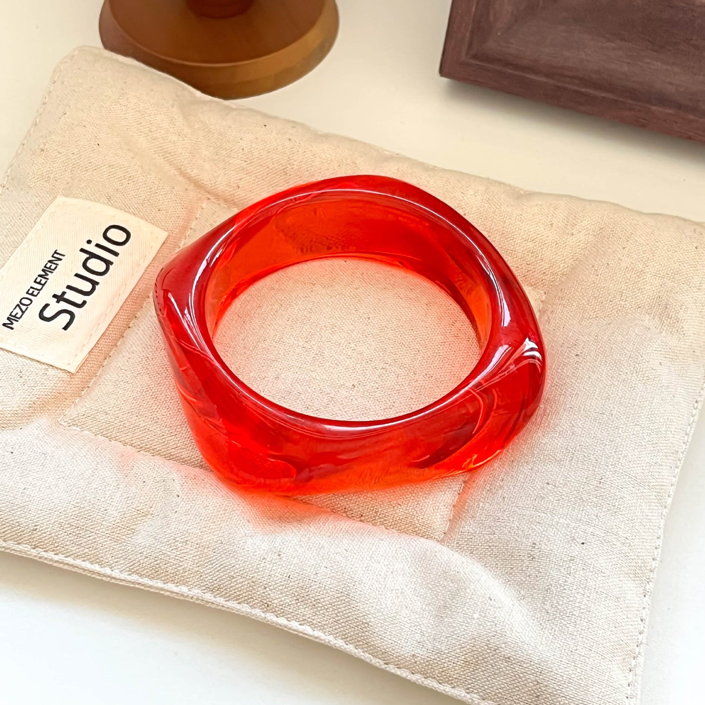 Café Resin Arc Bangle – Brown Geometric Statement | STUD