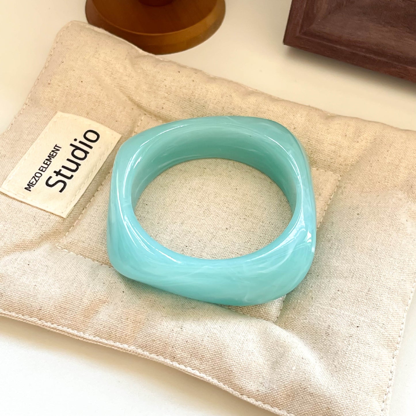 Café Resin Arc Bangle – Brown Geometric Statement | STUD