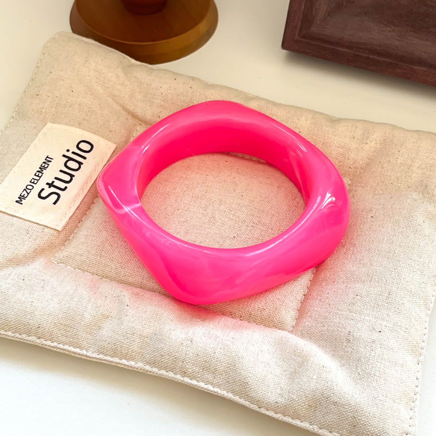 Café Resin Arc Bangle – Brown Geometric Statement | STUD