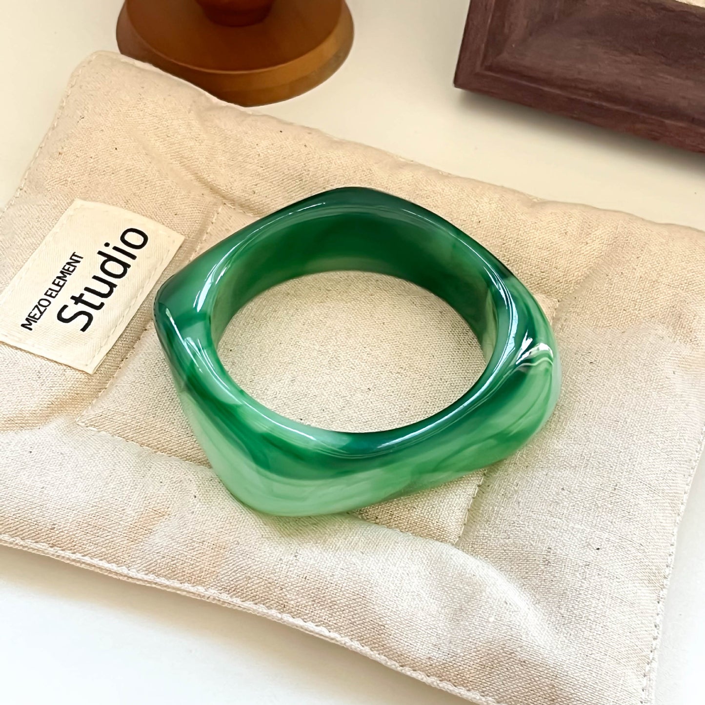 Café Resin Arc Bangle – Brown Geometric Statement | STUD