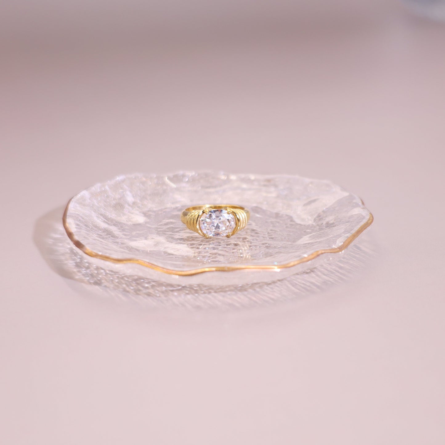 18K gold plated ring with clear oval-cut zircon and textured band – STUD