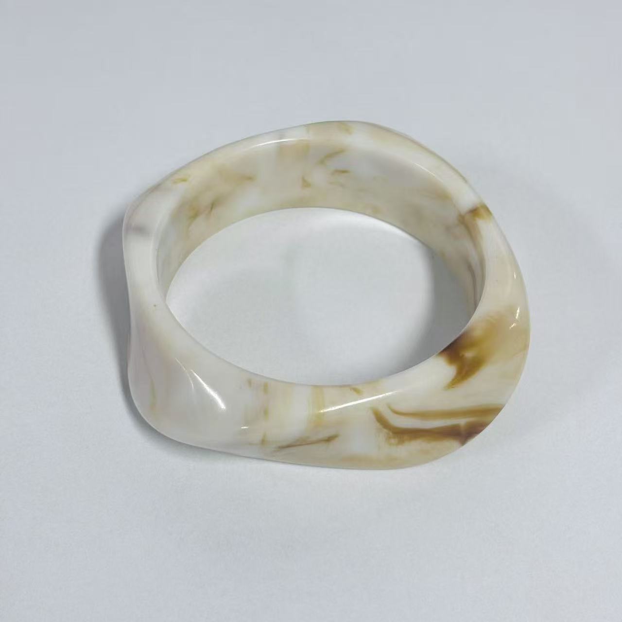 Café Resin Arc Bangle – Brown Geometric Statement | STUD