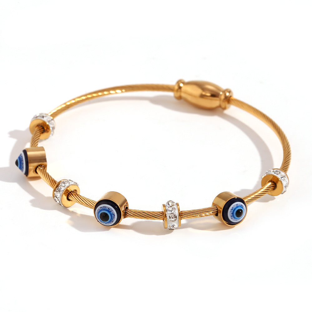 Close View of Beaded 18K gold bracelet with evil eye charm – hypoallergenic and stylish – STUD