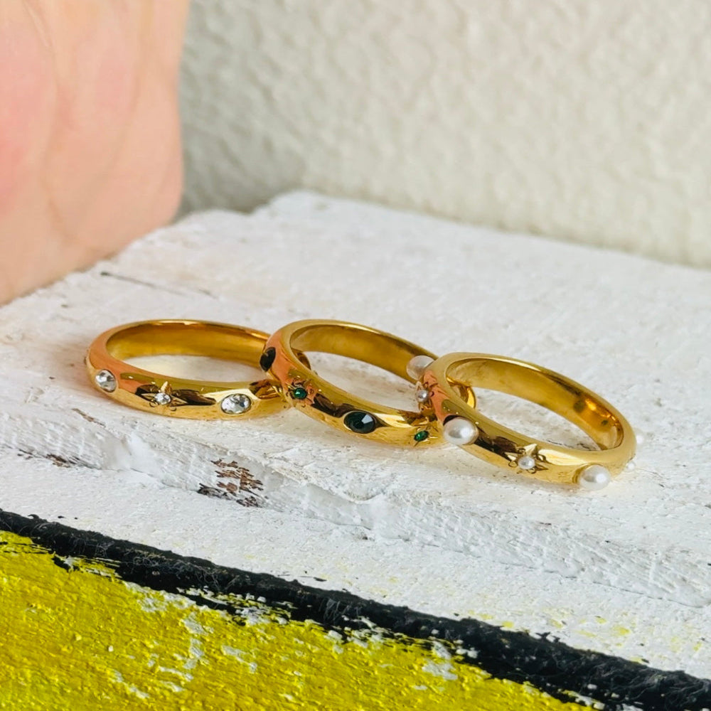18K gold plated bloom band ring with green zircon and floral engravings – STUD