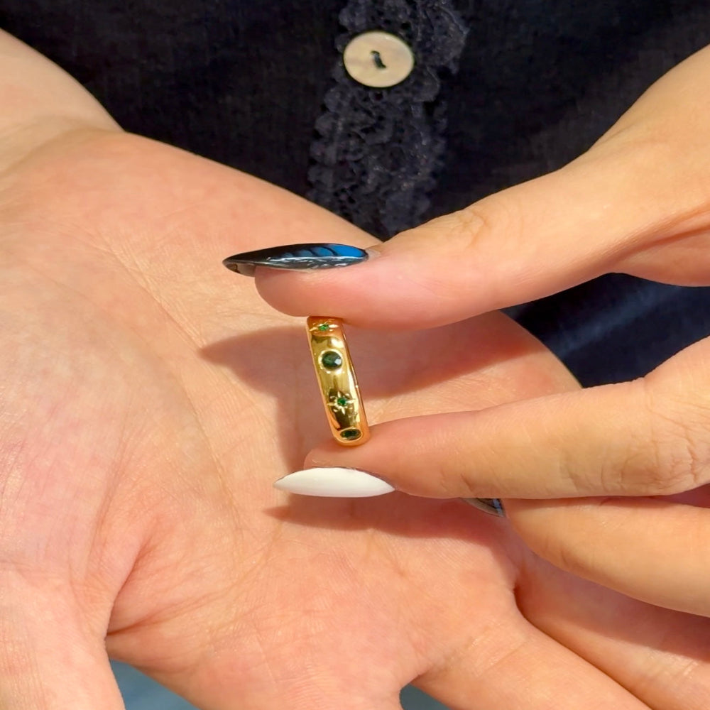 18K gold plated bloom band ring with green zircon and floral engravings – STUD