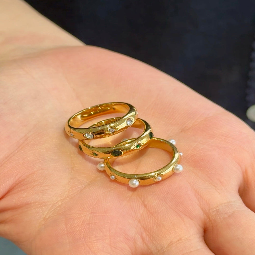 18K gold plated bloom band ring with green zircon and floral engravings – STUD