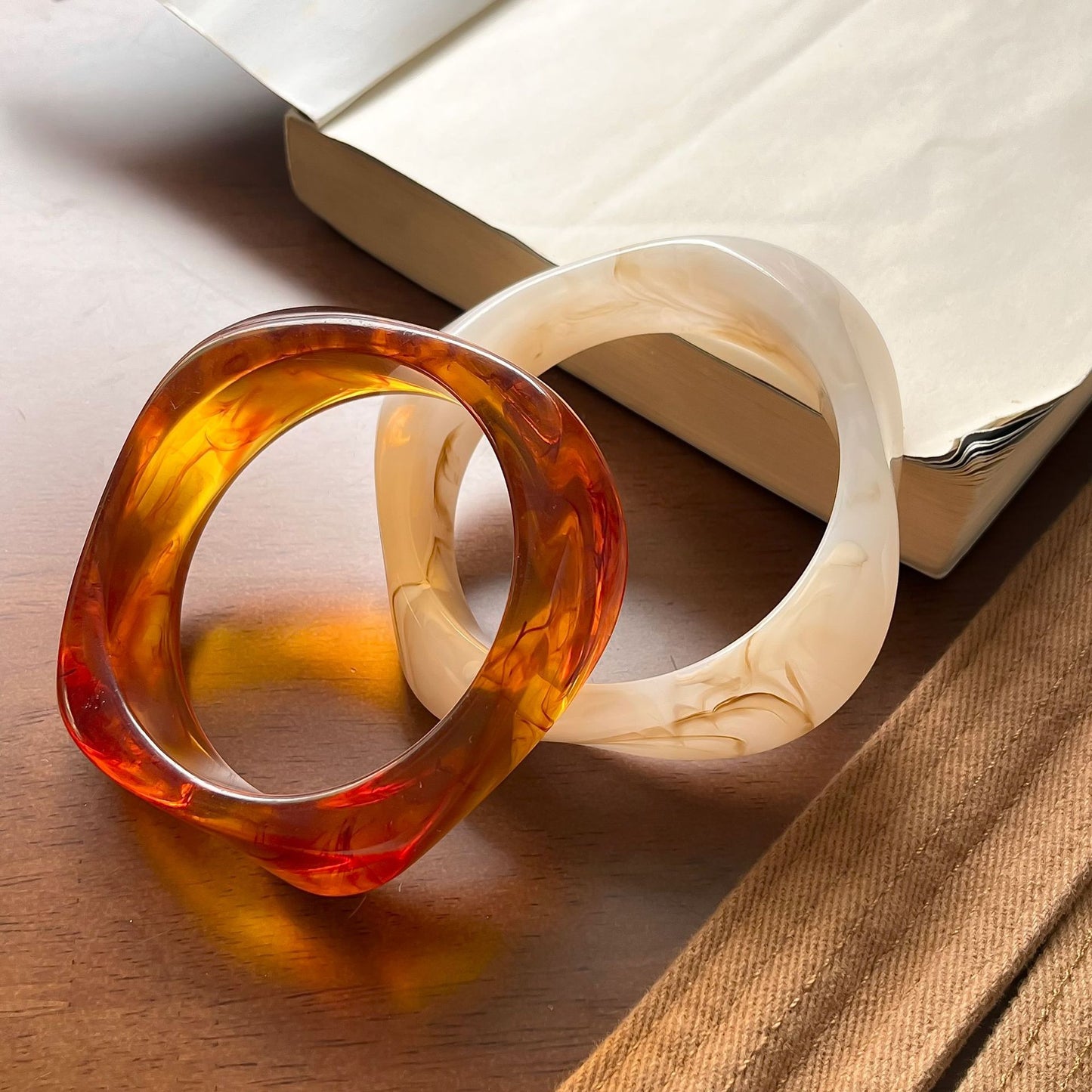 Café marbled brown acetate resin arc bangle with geometric curved design – STUD