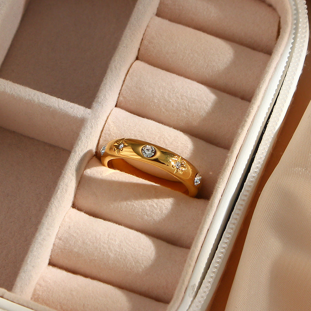 18K gold plated Starlit Shine ring with clear zircon stones and floral engravings – STUD