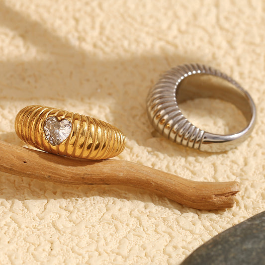 18K Gold Plated Hammered Heart Signet Ring – Waterproof & Anti-Tarnish – STUD