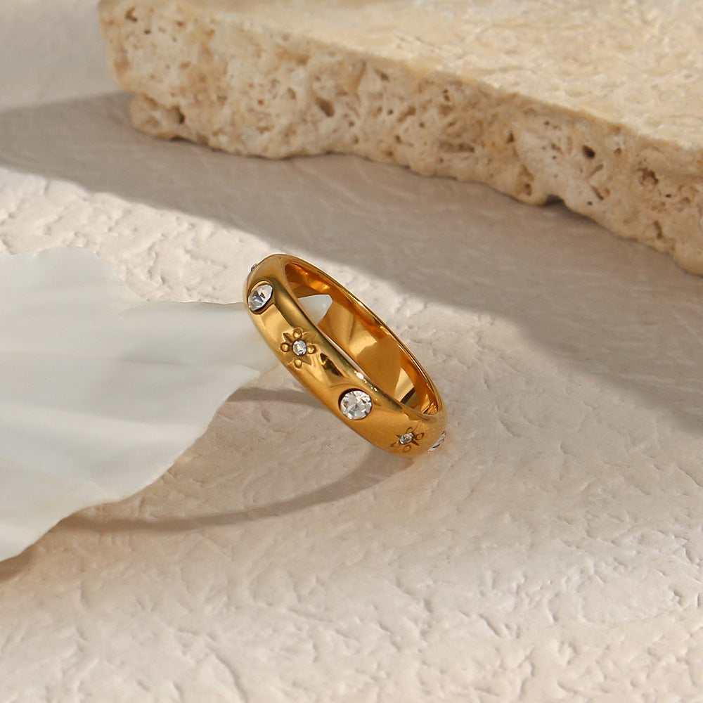 18K gold plated Starlit Shine ring with clear zircon stones and floral engravings – STUD