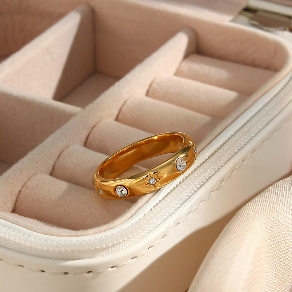 18K gold plated Starlit Shine ring with clear zircon stones and floral engravings – STUD