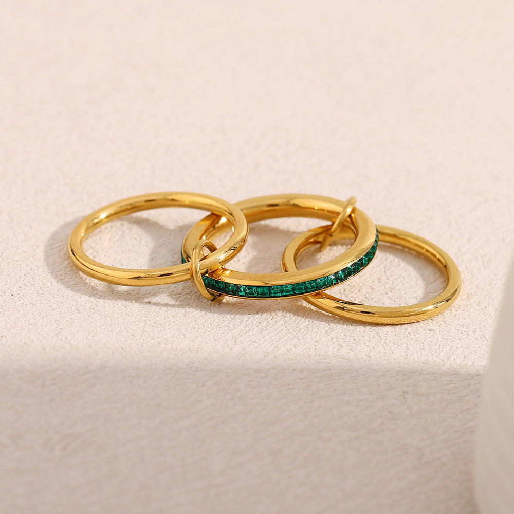 18K gold plated triple band ring with emerald green stones – retro luxe by STUD