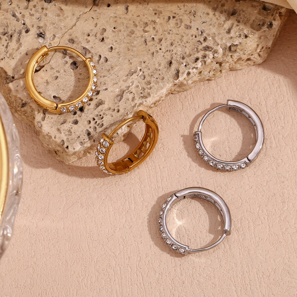 Silver mini hoop earrings with double row zircon and heart-cut back – STUD