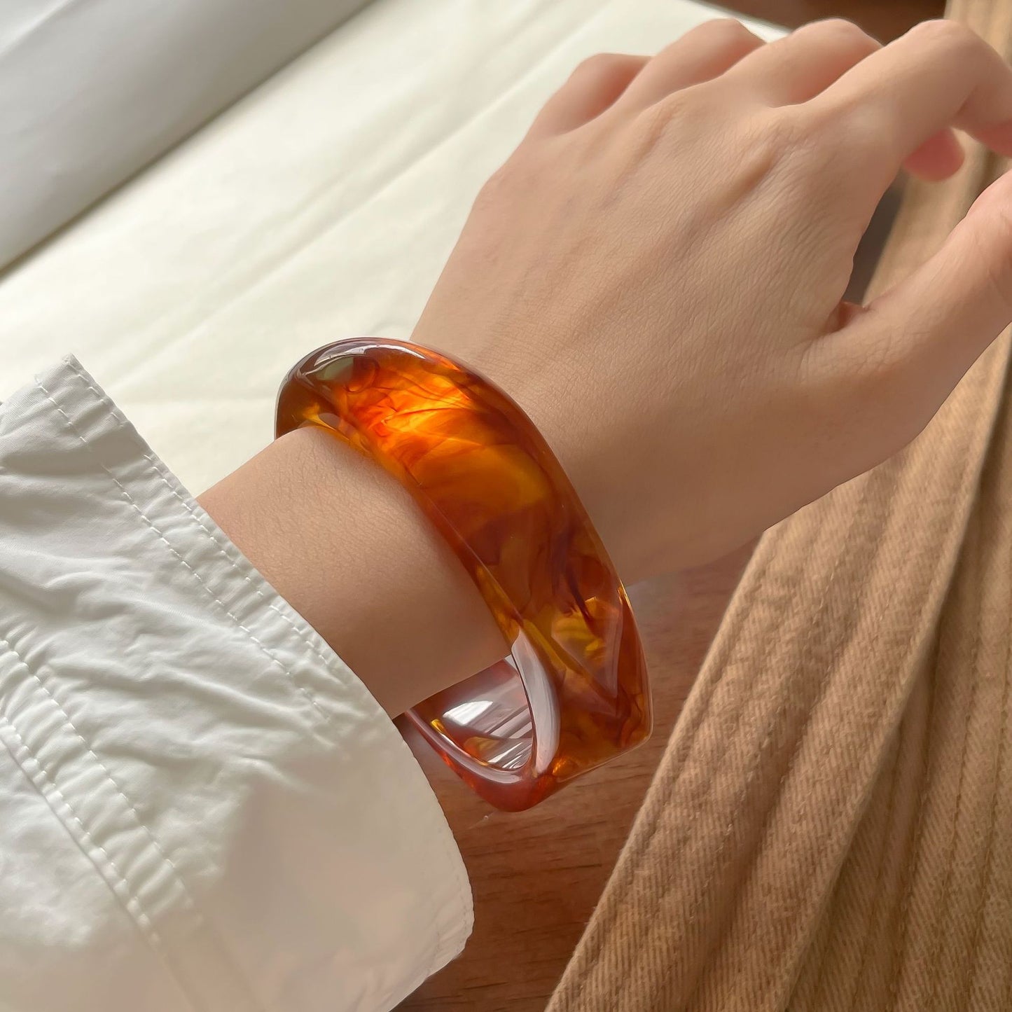 Café marbled brown acetate resin arc bangle with geometric curved design – STUD