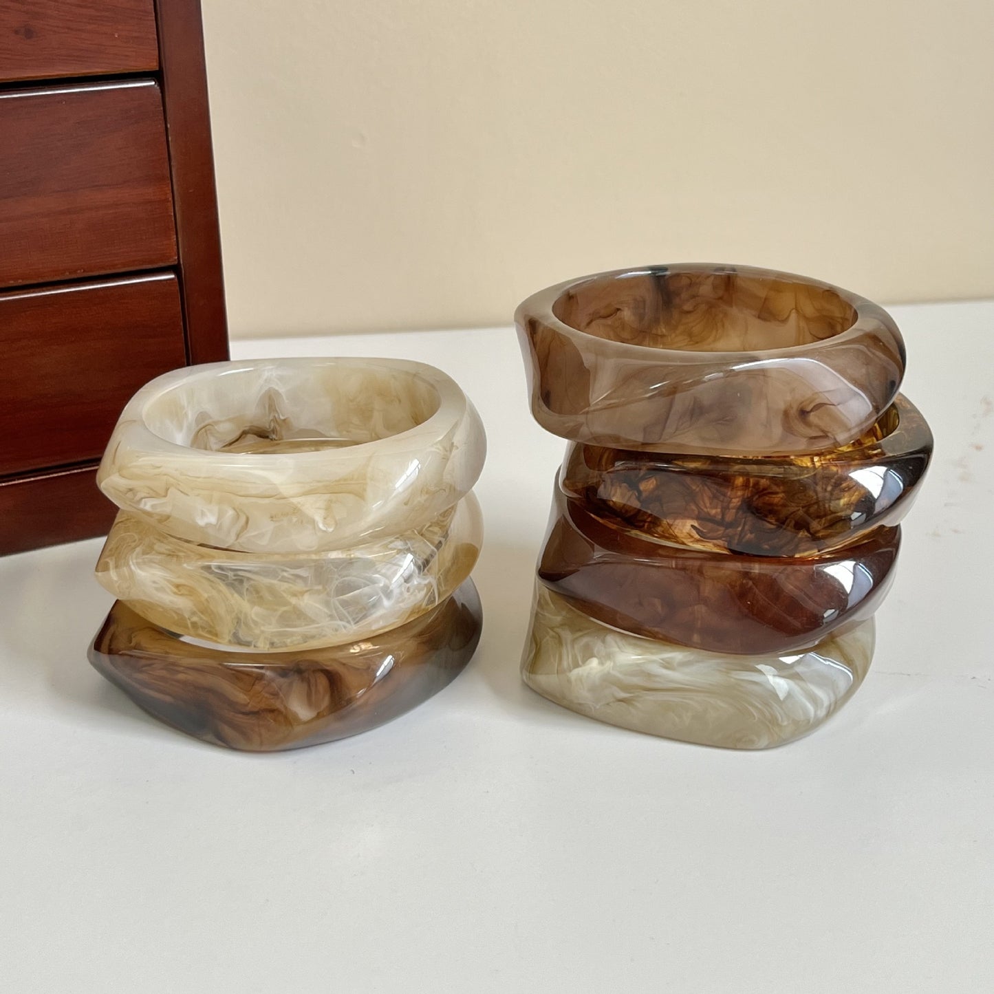 Café marbled brown acetate resin arc bangle with geometric curved design – STUD