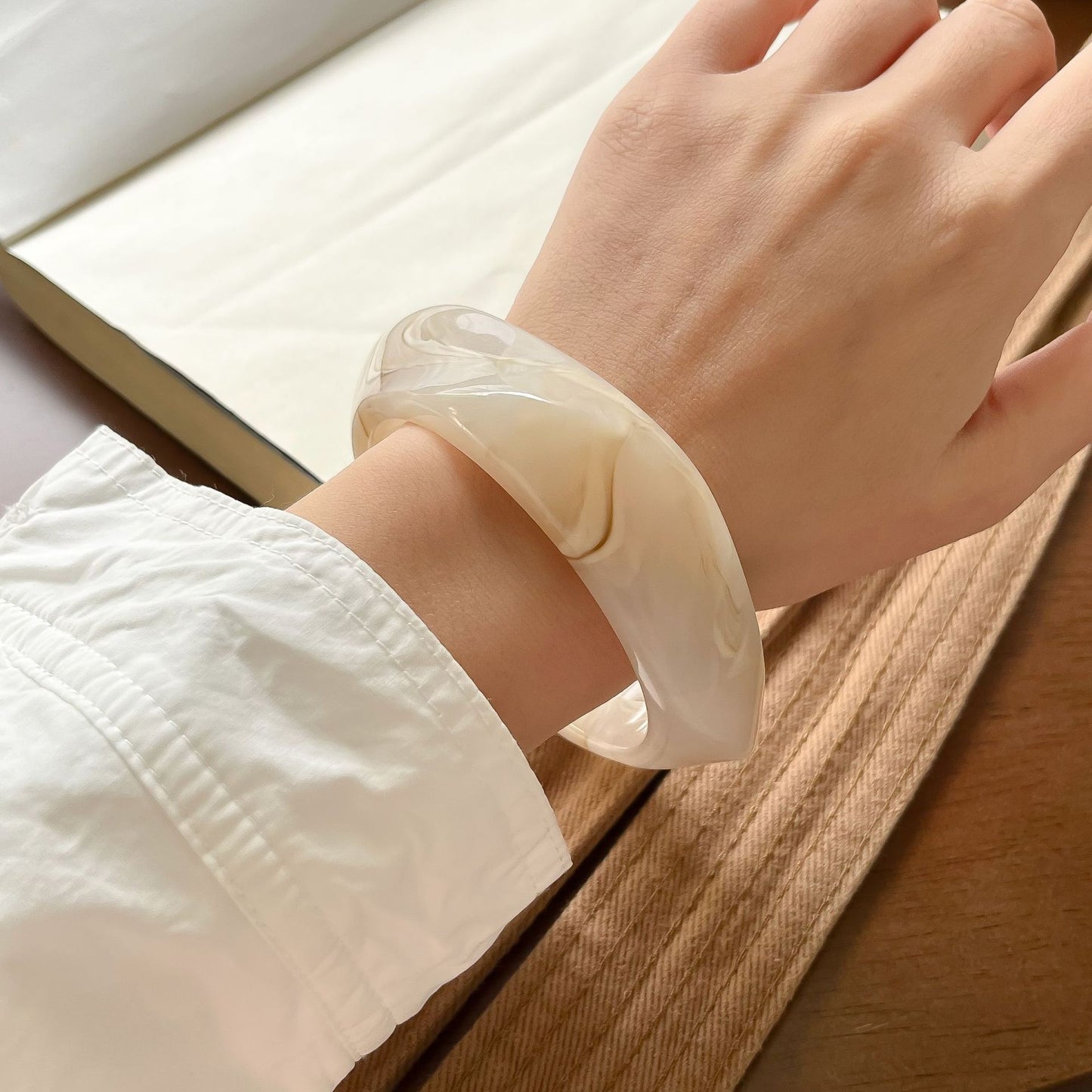 Café marbled brown acetate resin arc bangle with geometric curved design – STUD