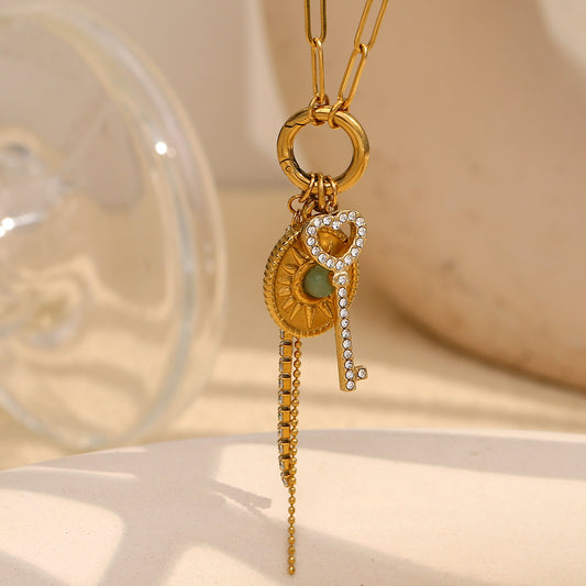 Close View of 18K gold plated paperclip pendant necklace – minimalist, waterproof & everyday chic