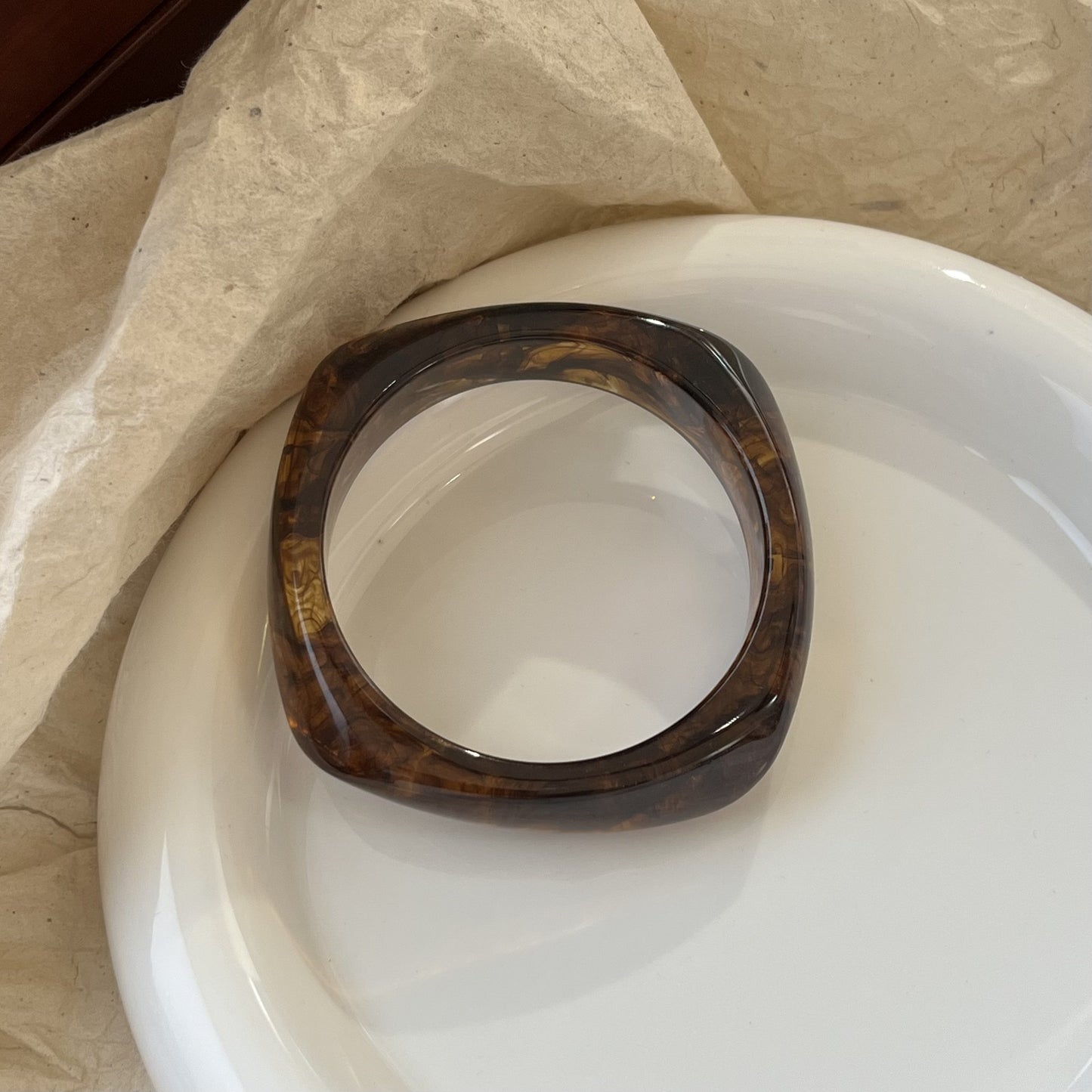 Café Resin Arc Bangle – Brown Geometric Statement | STUD