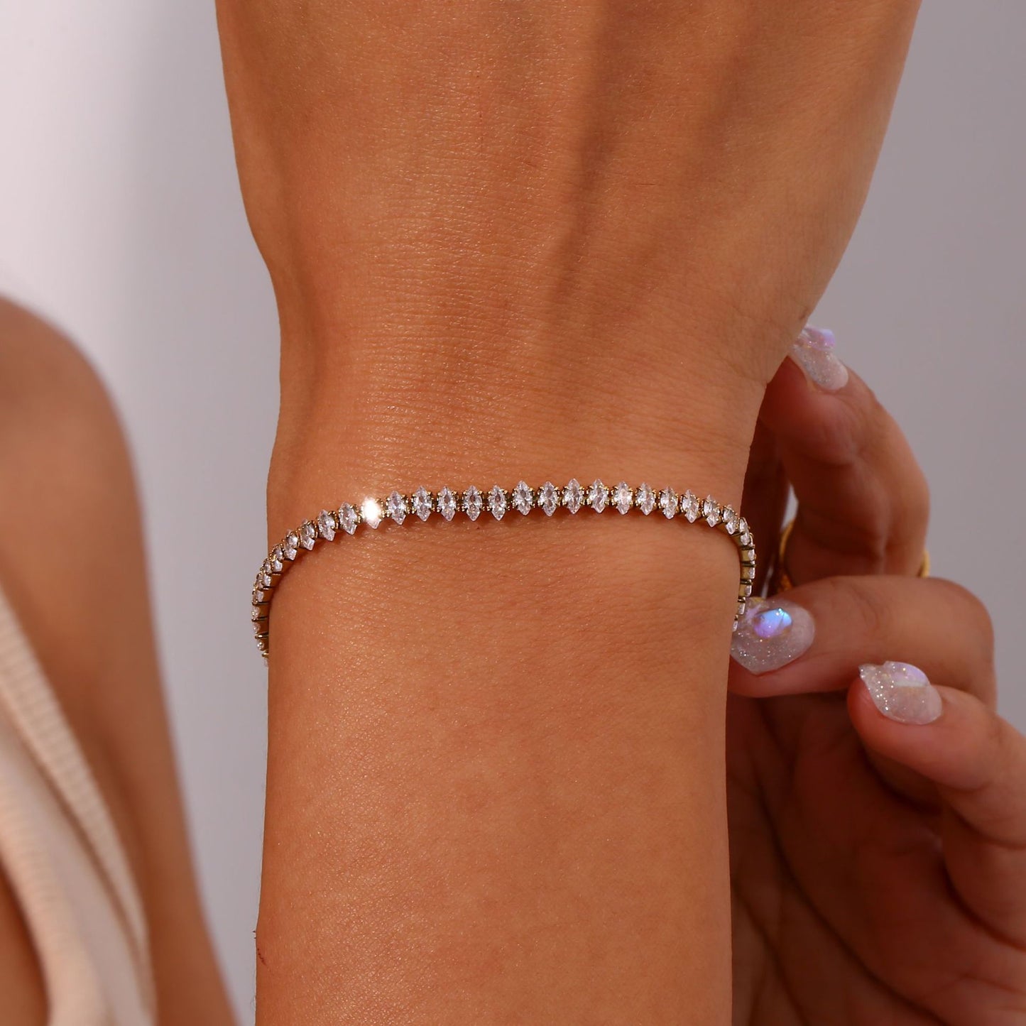18K gold plated tennis bracelet with high-clarity round-cut zircon stones – STUD