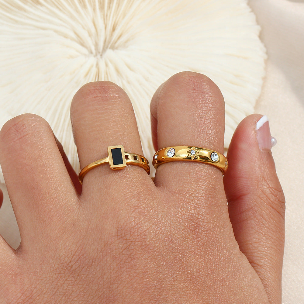 18K gold plated Starlit Shine ring with clear zircon stones and floral engravings – STUD