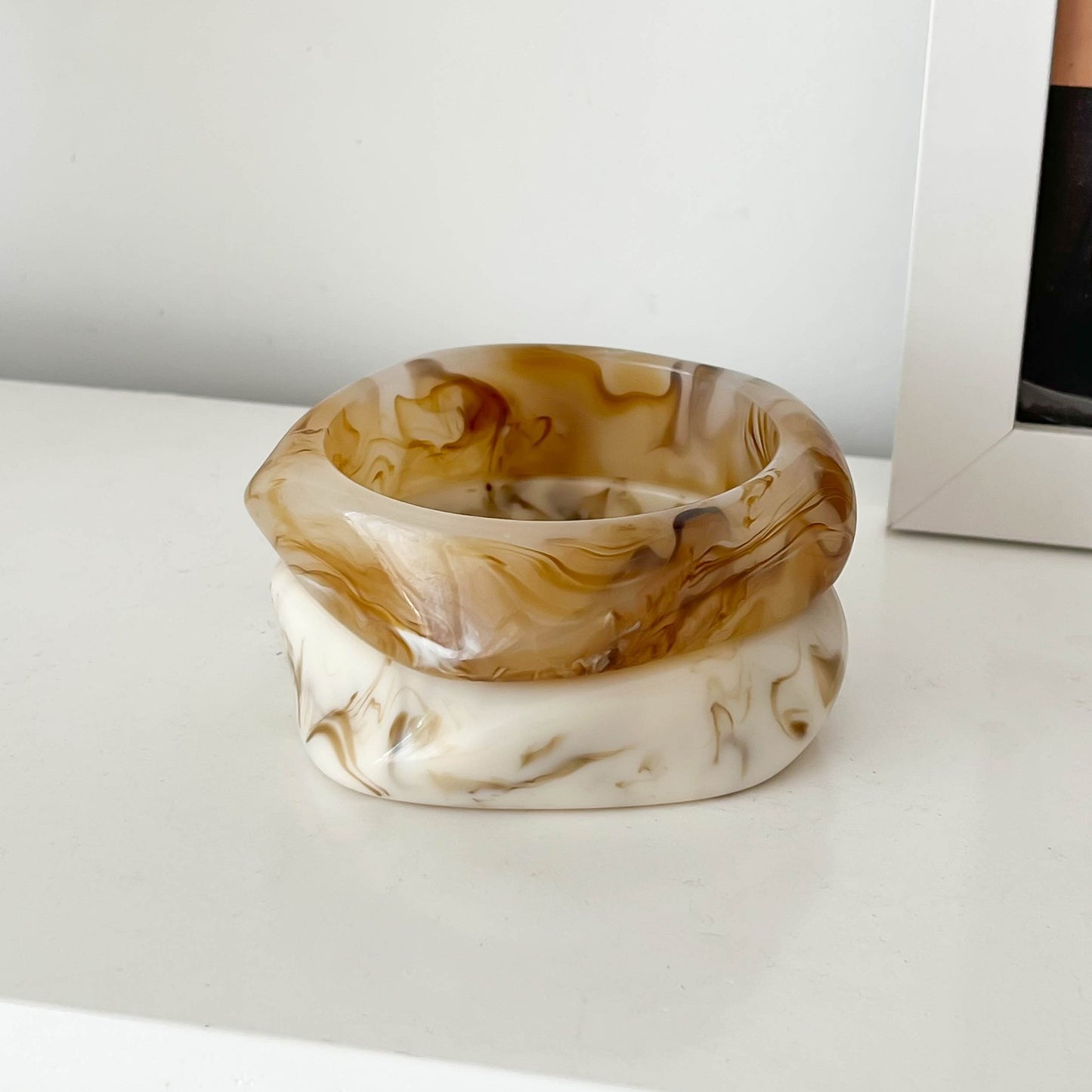 Café marbled brown acetate resin arc bangle with geometric curved design – STUD