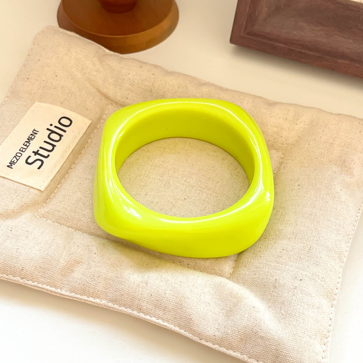 Café Resin Arc Bangle – Brown Geometric Statement | STUD