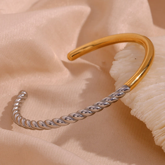 Close View of Two-tone gold and silver bracelet with adjustable fit – minimalist style – STUD

