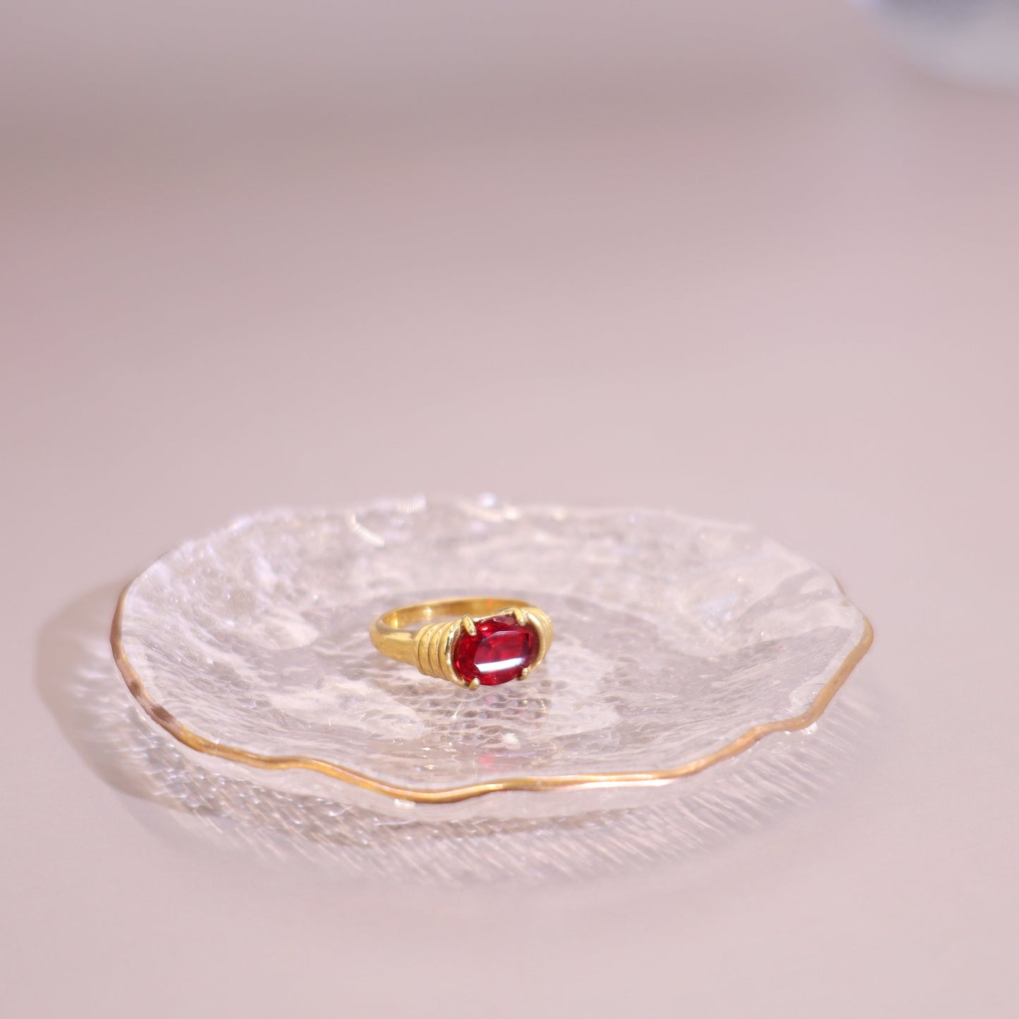 18K gold plated ring with maroon red oval zircon and ribbed band – STUD