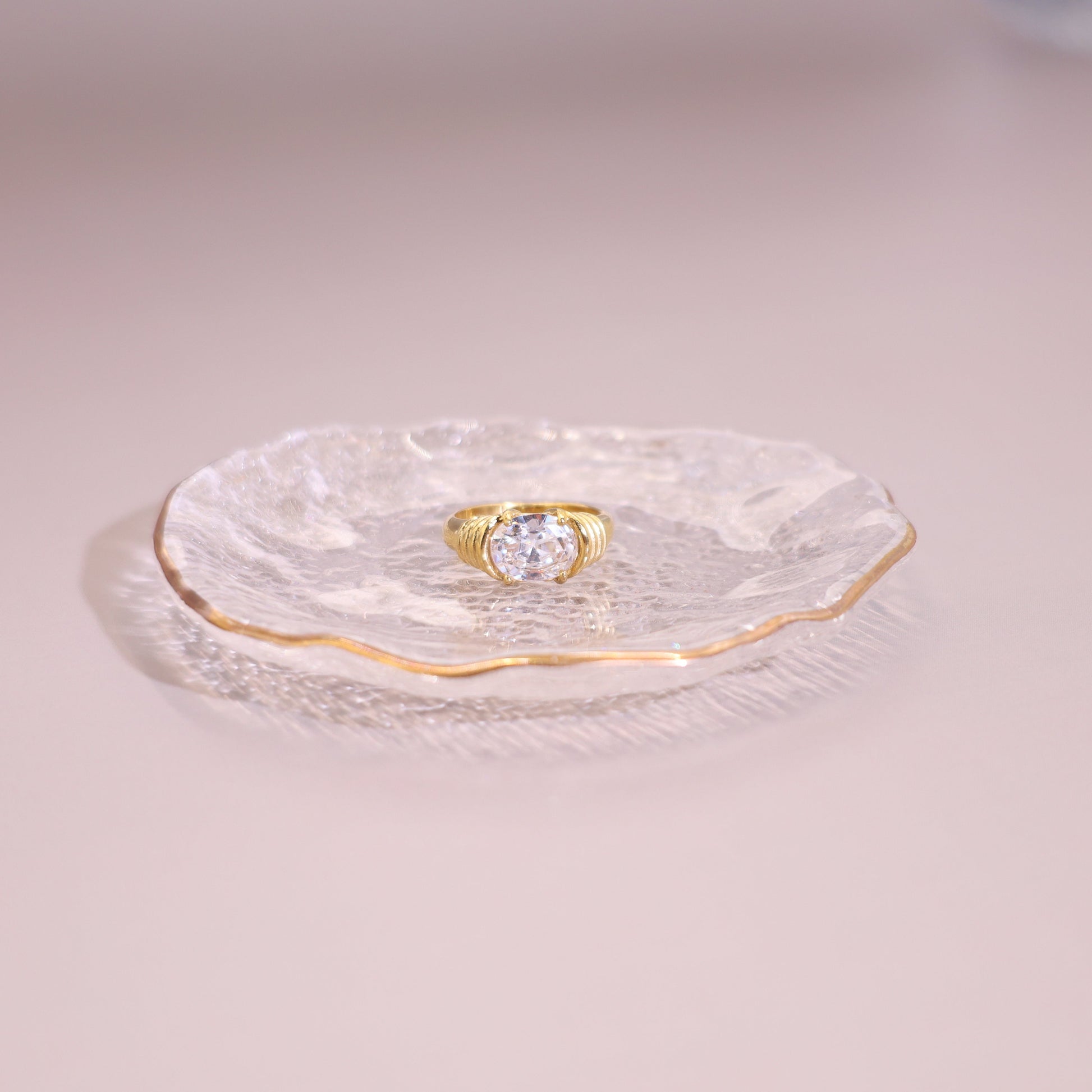 18K gold plated ring with clear oval-cut zircon and textured band – STUD