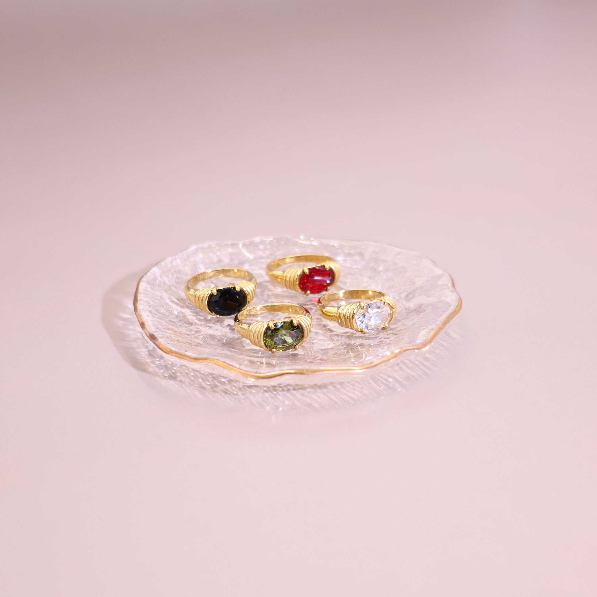 18K gold plated ring with maroon red oval zircon and ribbed band – STUD