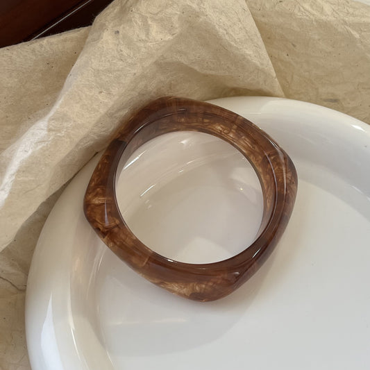 Café Resin Arc Bangle – Brown Geometric Statement | STUD