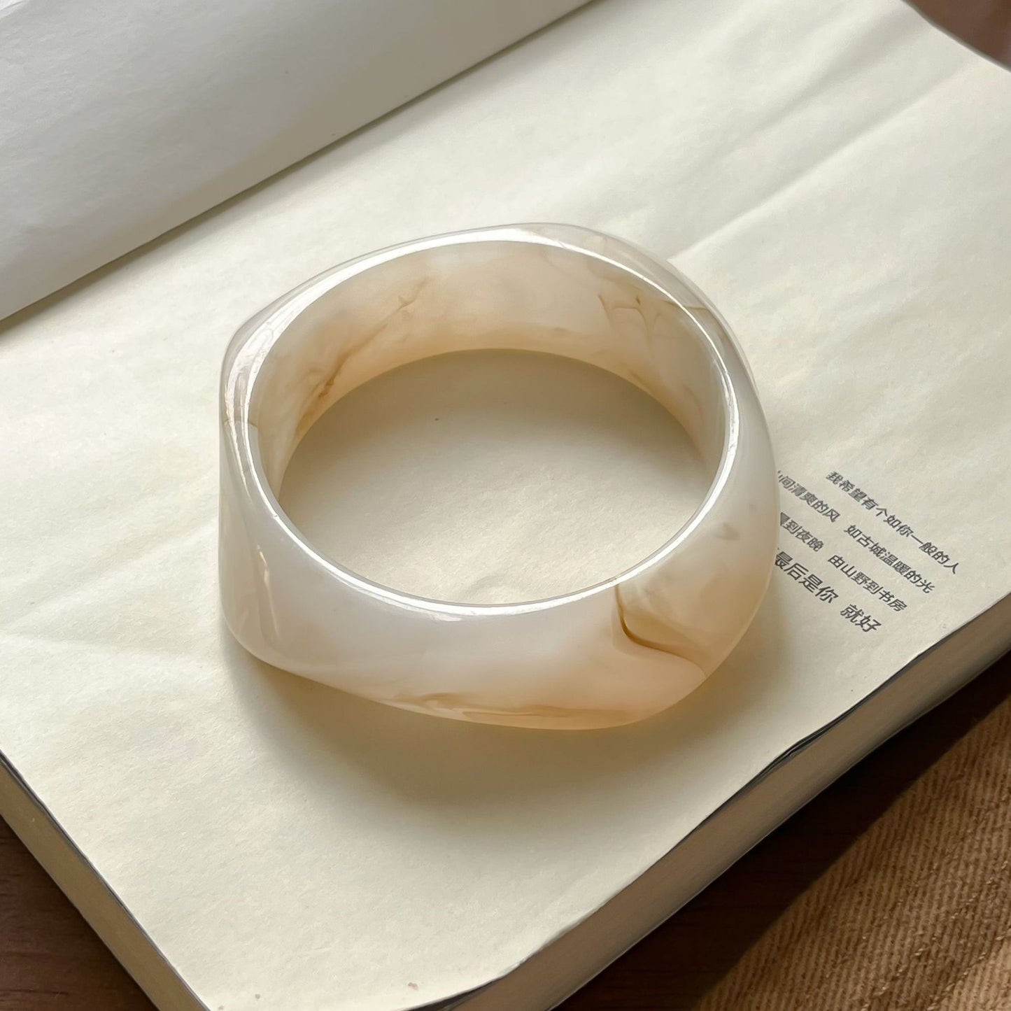 Café Resin Arc Bangle – Brown Geometric Statement | STUD