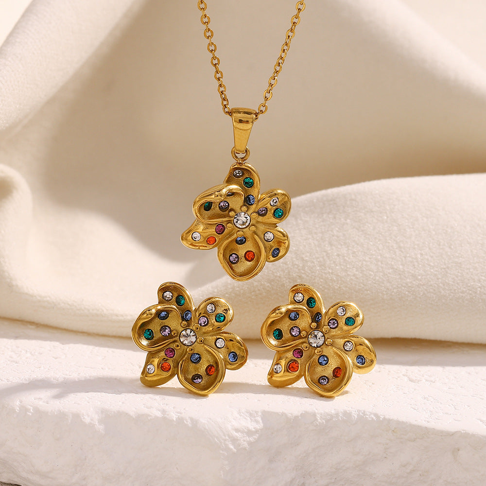 Vintage Bloom Stud Earrings – 18K Gold