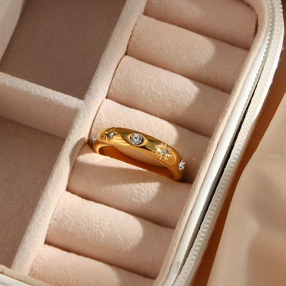 18K gold plated Starlit Shine ring with clear zircon stones and floral engravings – STUD