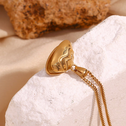 Clam pendant necklace with pearl-style detail