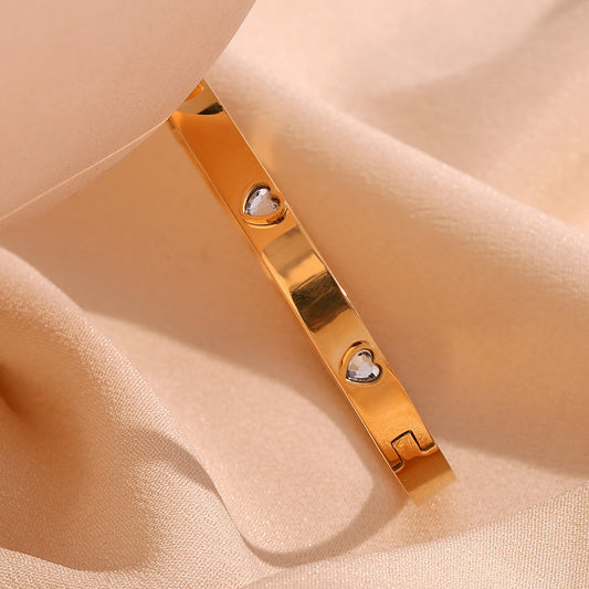 18K gold plated bangle with heart-shaped zircon clasp – waterproof and elegant – STUD