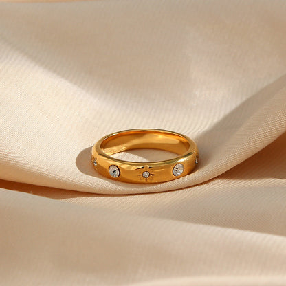 18K gold plated Starlit Shine ring with clear zircon stones and floral engravings – STUD