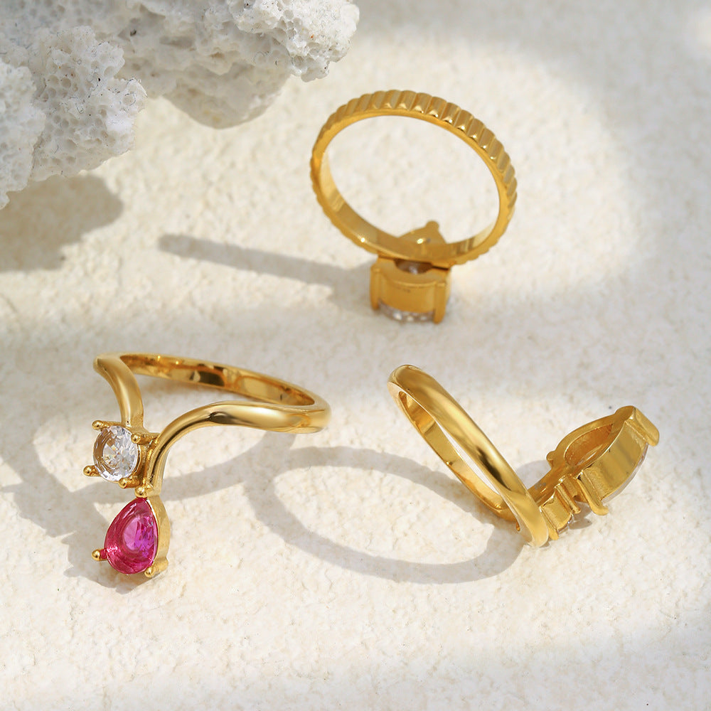 STUD Crown Teardrop Ring with pear-shaped zircon on 18K gold plated stainless steel band