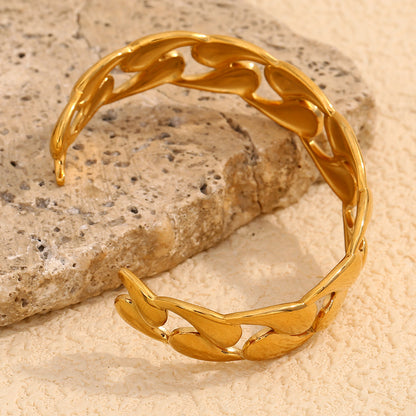 Minimalist waterdrop hollow gold bangle in 18K gold-plated stainless steel – elegant and hypoallergenic bracelet by STUD