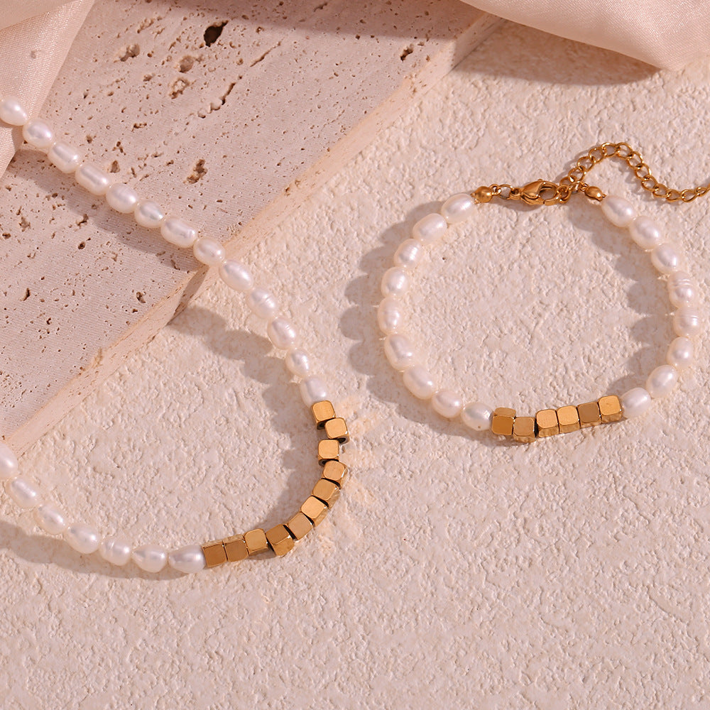 18K gold plated pearl cube charm necklace with freshwater pearls and square gold beads – STUD