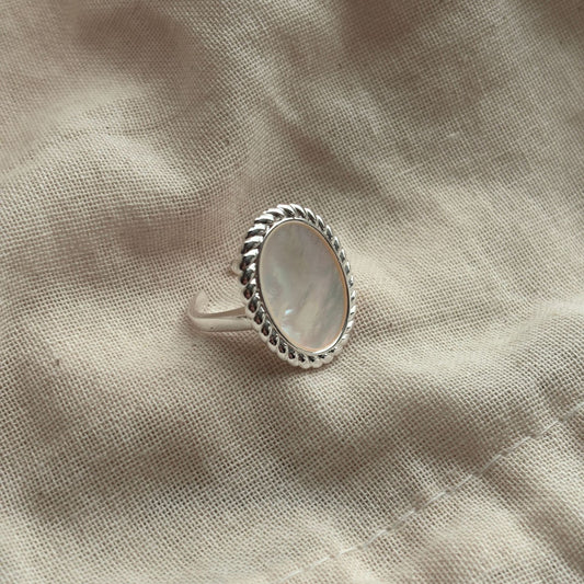 Oval mother of pearl silver ring with twisted vintage border – STUD