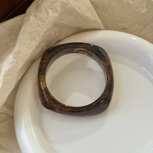 Café Resin Arc Bangle – Brown Geometric Statement | STUD