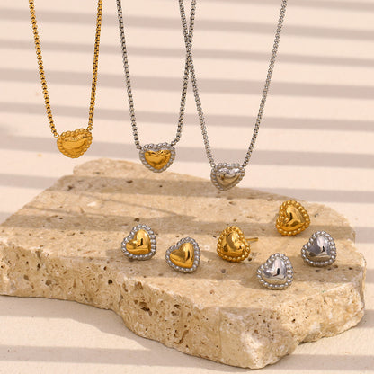 Gold heart pendant necklace with twisted edge