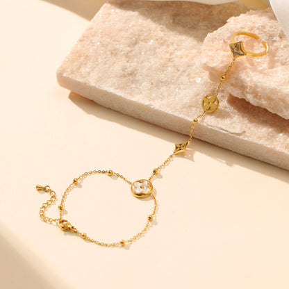 Elegant finger chain bracelet with white shell detail – hypoallergenic and waterproof – STUD