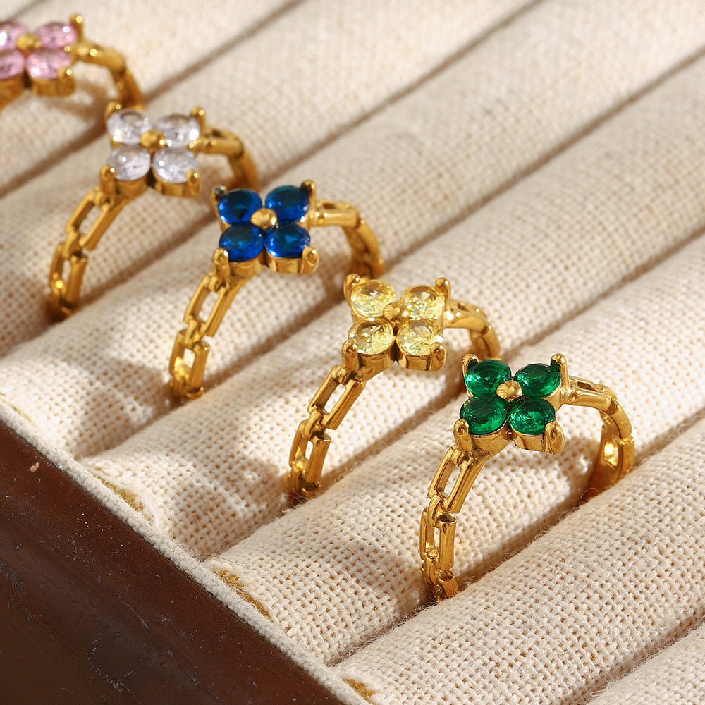 Gold floral ring with green zircon petals and link chain band – STUD