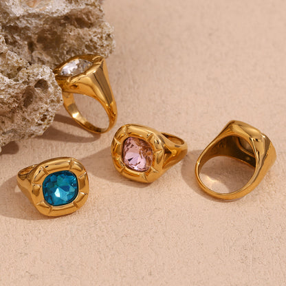 Gold floral zircon ring detail