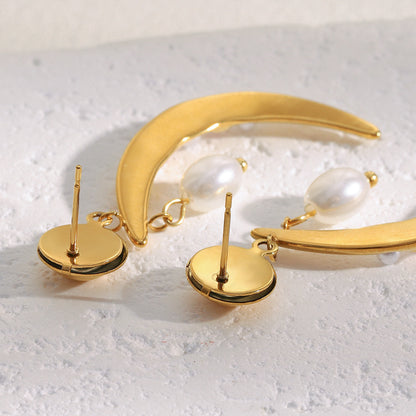STUD 18K gold-plated crescent moon earrings with pearls and red crystals – celestial style