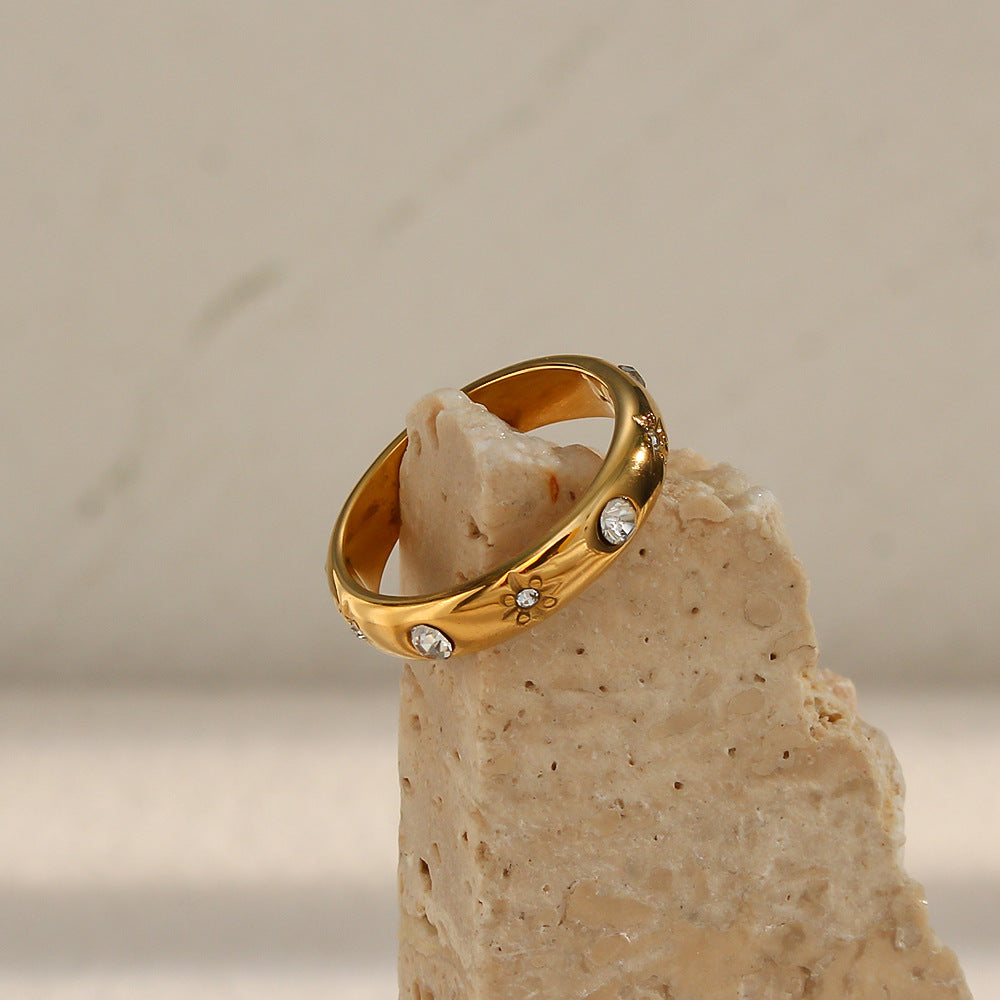 18K gold plated Starlit Shine ring with clear zircon stones and floral engravings – STUD